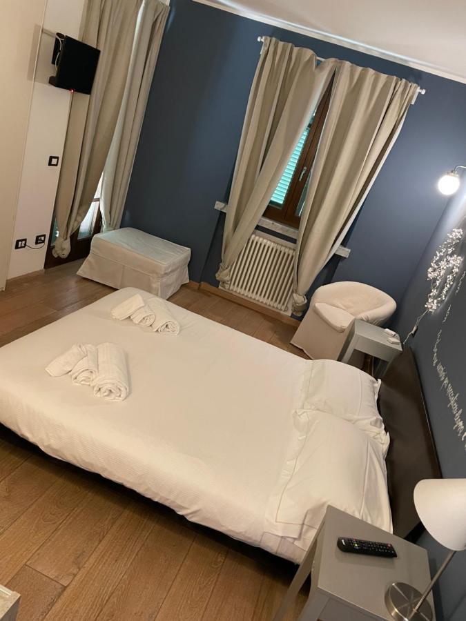 Elegante Camera Matrimoniale Con Balcone A 500 Mt Dal Mare Marina Di Carrara Eksteriør billede